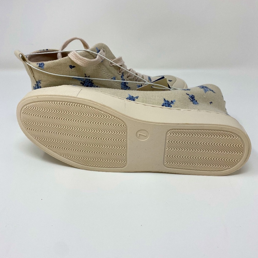 Universal Thread Size 7 with a Floral pattern.